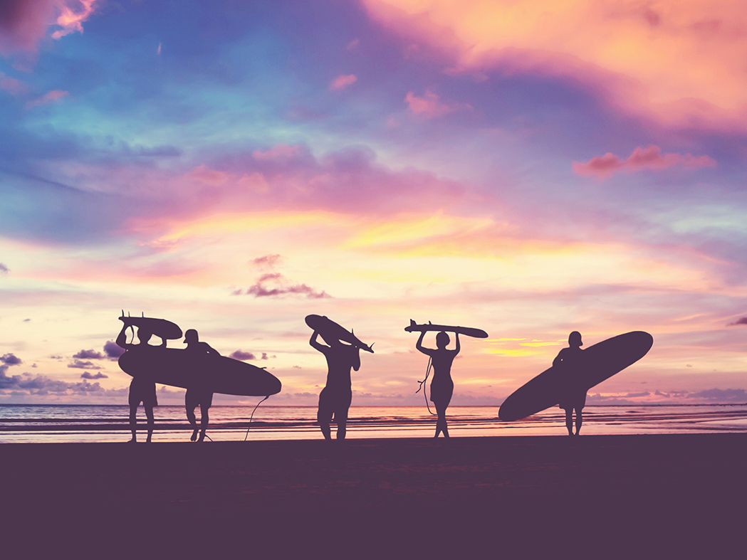 Surfers op het strand