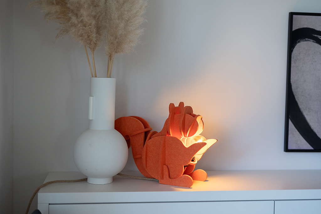 Eekhoorn met nootje lamp